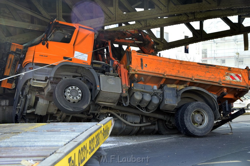 LKW blieb unter Bruecke haengen Koeln Deutz Deutz Muelheimerstr P043.JPG - Miklos Laubert